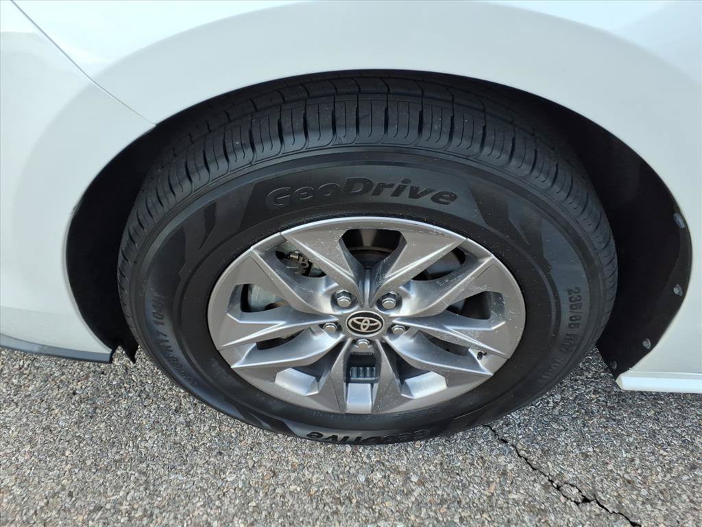 Certified 2023 Toyota Sienna XLE FWD image 11