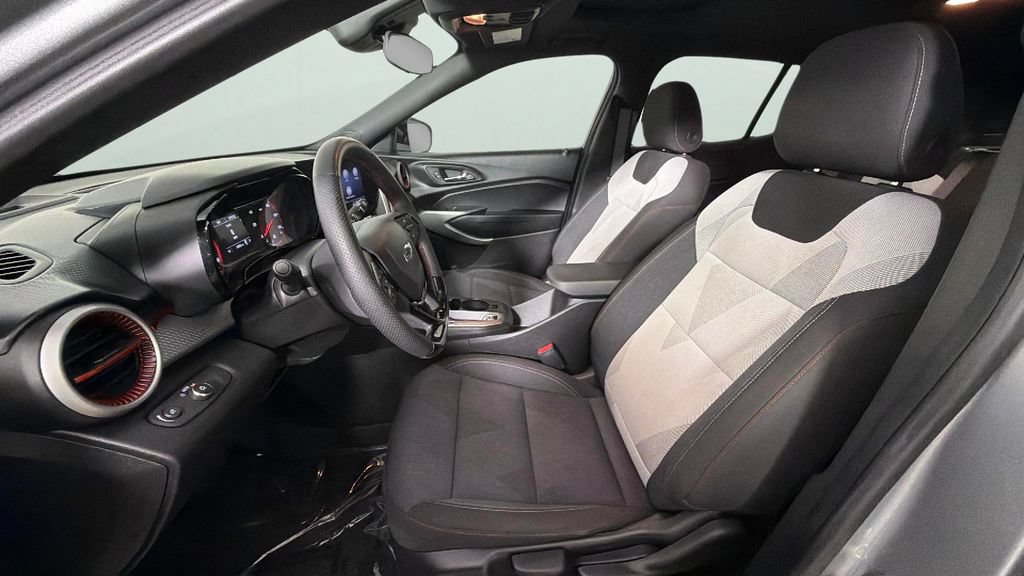 Certified 2024 Chevrolet Trax RS w/ Sunroof Package FWD image 17