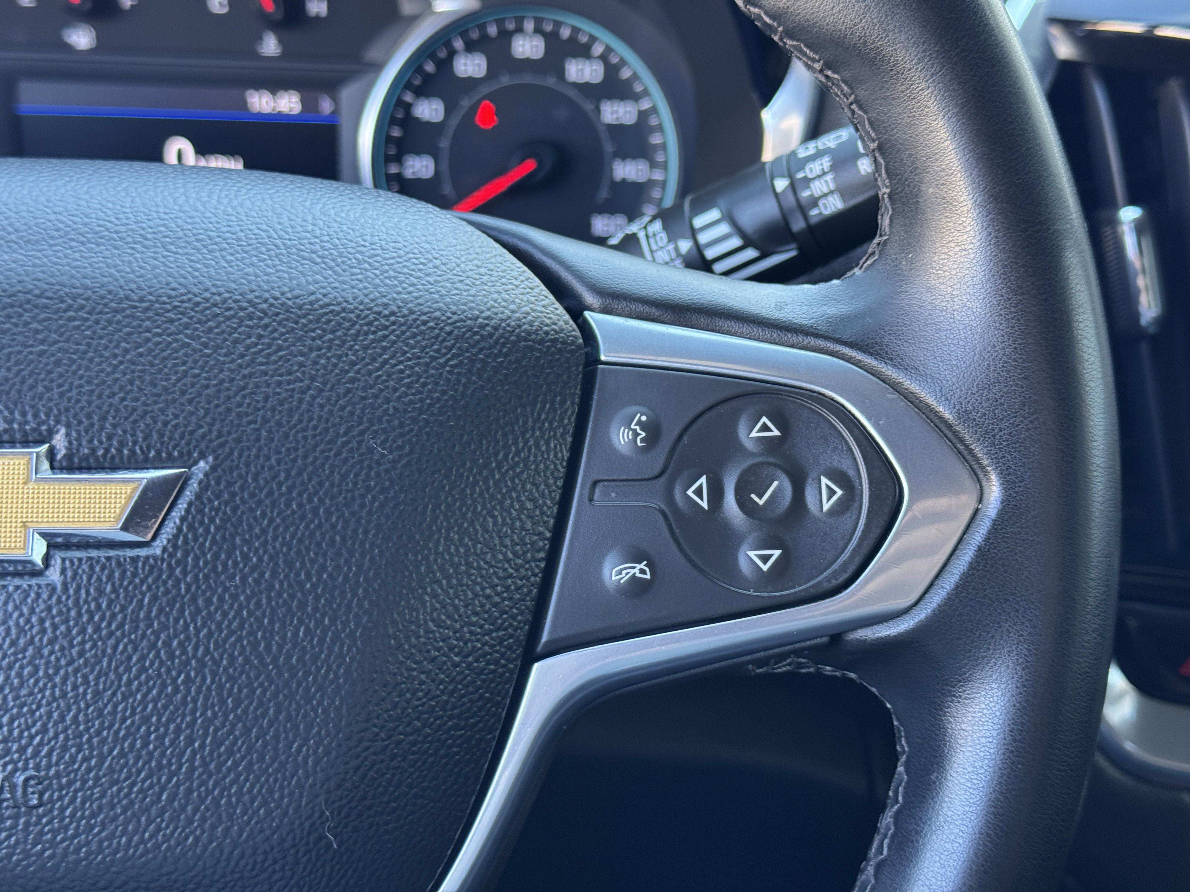 Used 2023 Chevrolet Traverse LT w/ Rear Camera Mirror Package image 29