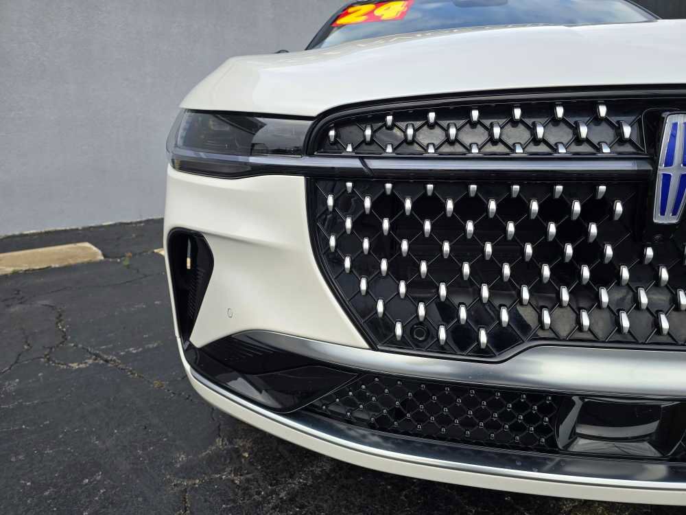 Used 2024 Lincoln Nautilus Reserve w/ Equipment Group 203A image 2