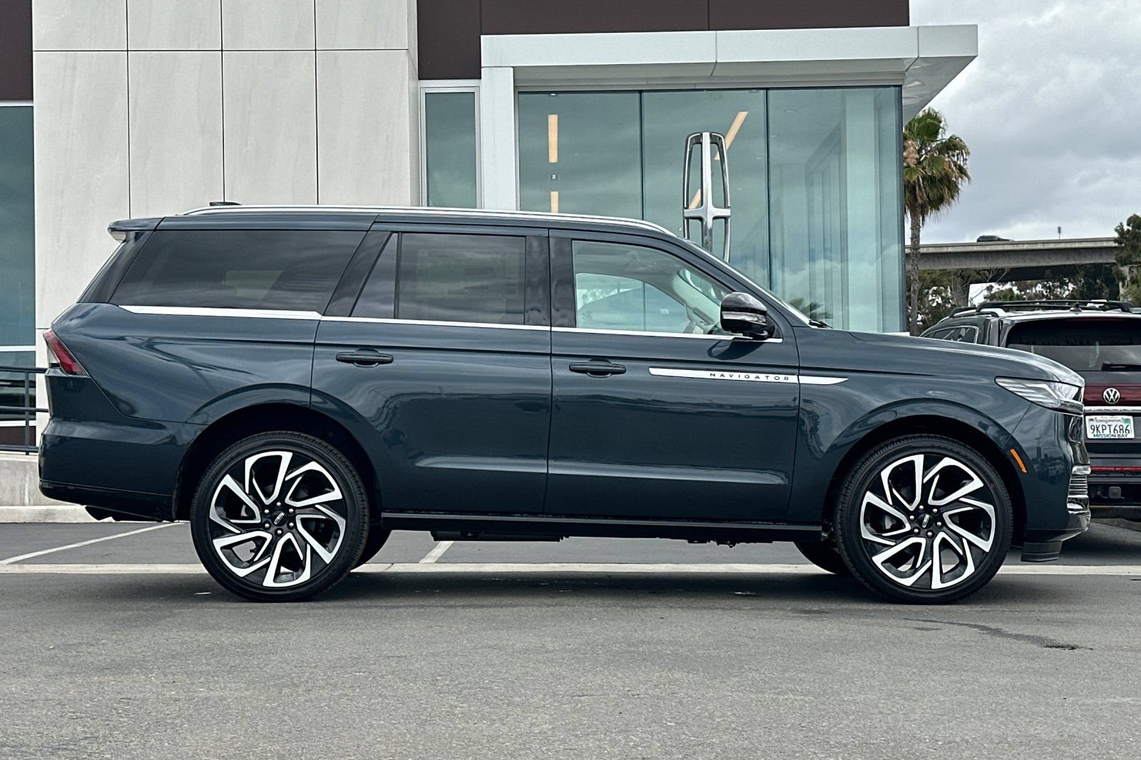 New 2026 Lincoln Navigator Reserve AWD/4WD image 2