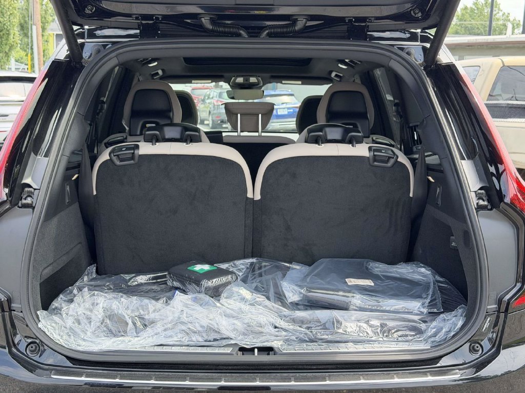 New 2026 Volvo XC90 B6 Plus w/ Protection Package Premier AWD/4WD image 13
