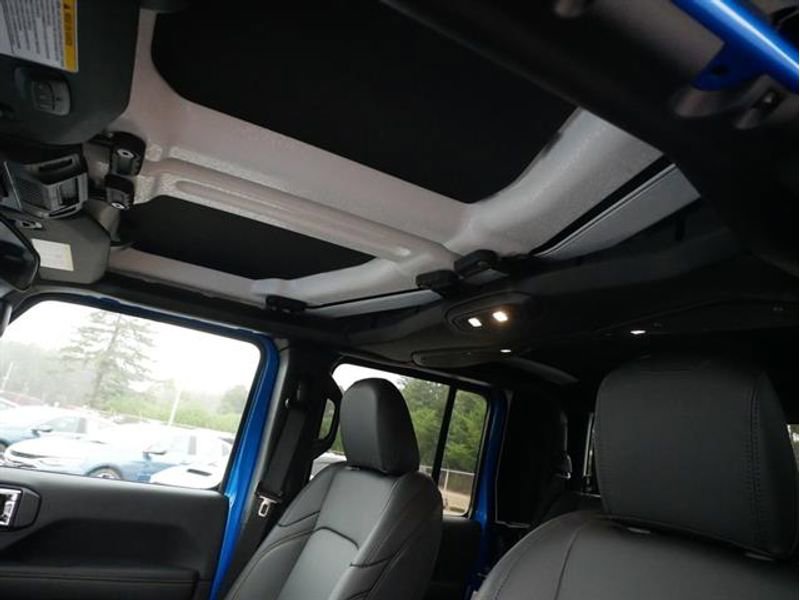 New 2025 Jeep Gladiator Sport image 15