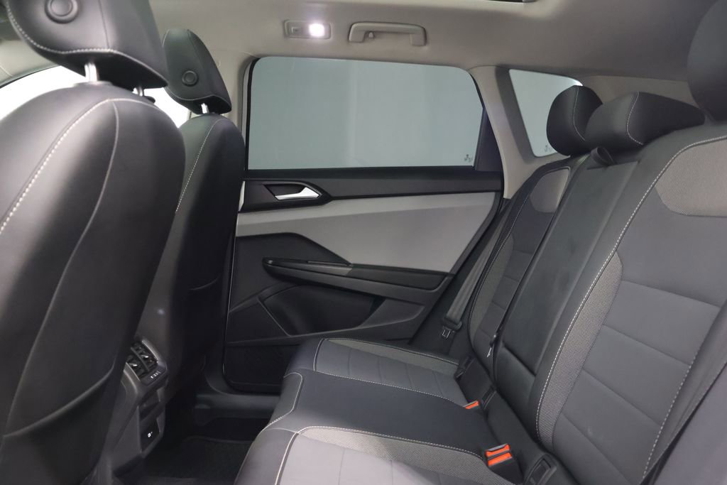 Used 2022 Volkswagen Taos SE w/ Panoramic Sunroof Package image 26