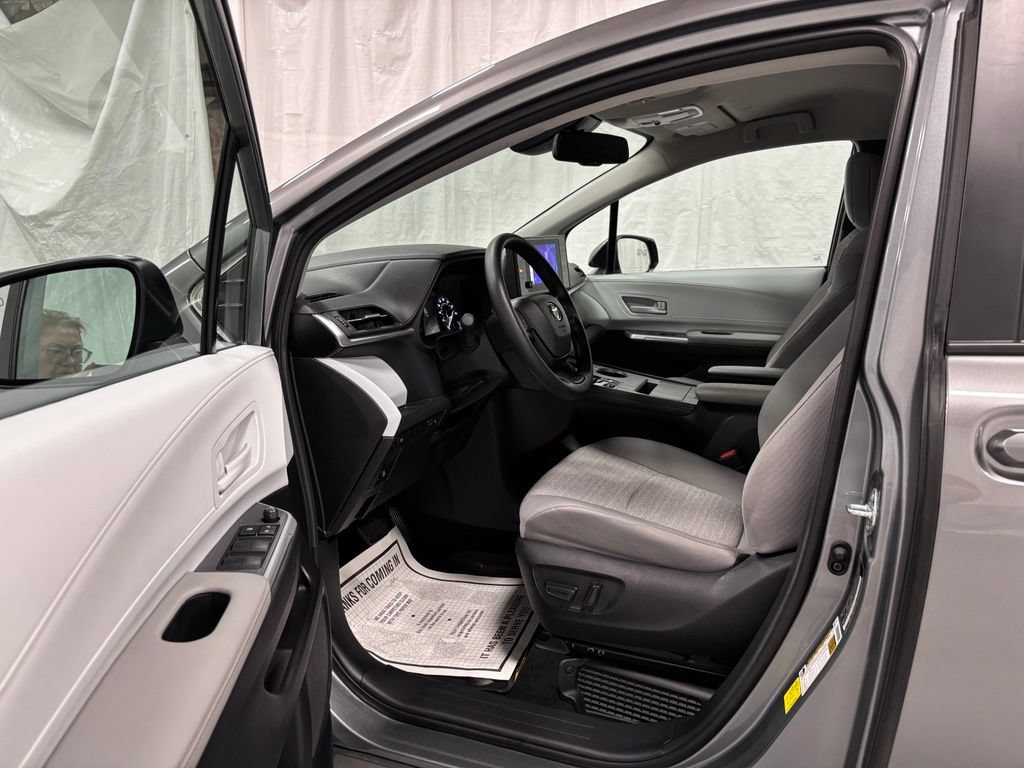 Used 2026 Toyota Sienna LE FWD image 10