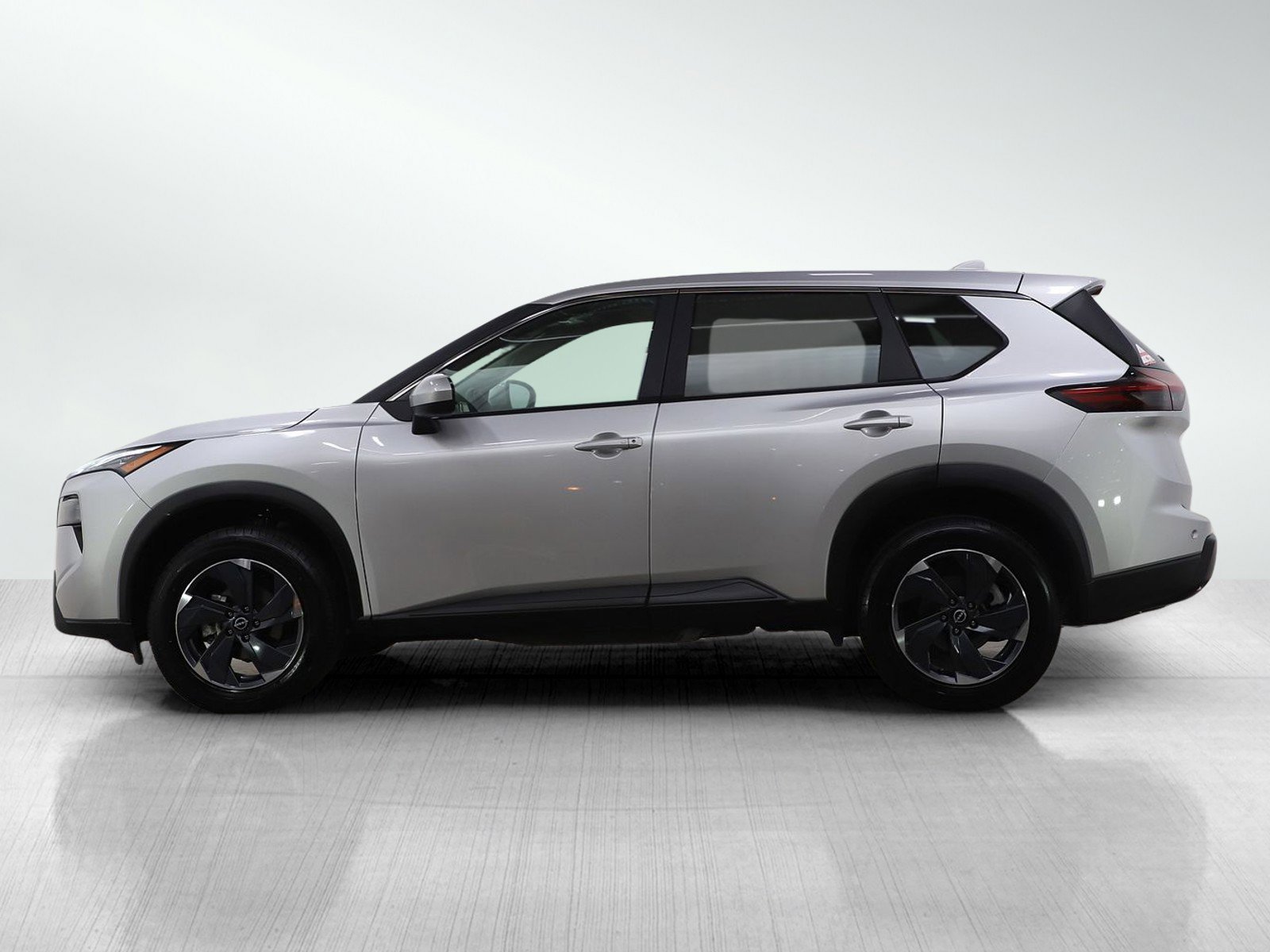 Used 2025 Nissan Rogue SV image 2