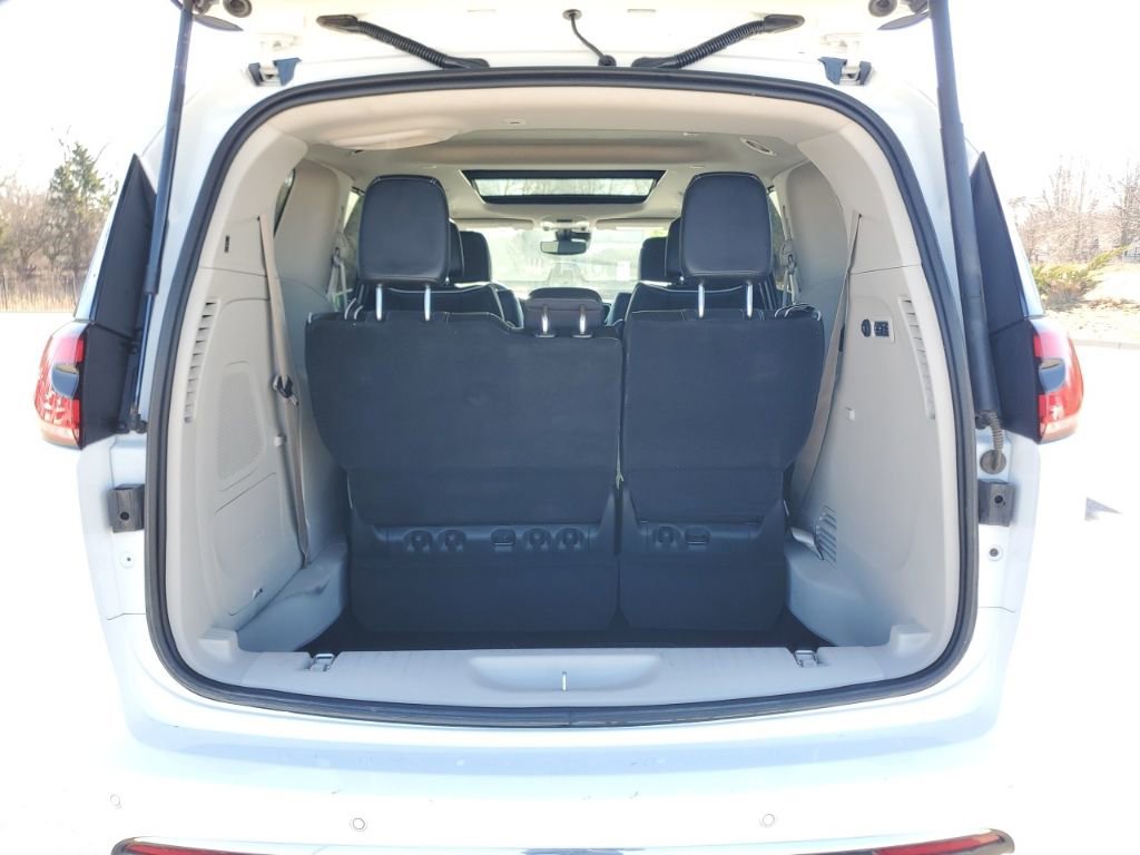 Used 2022 Chrysler Pacifica Limited image 38