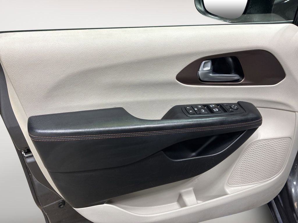 Used 2017 Chrysler Pacifica LX image 7