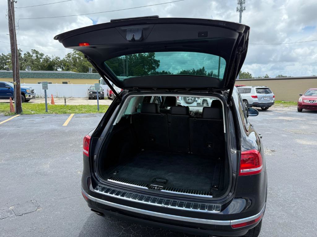 Used 2015 Volkswagen Touareg Sport image 20