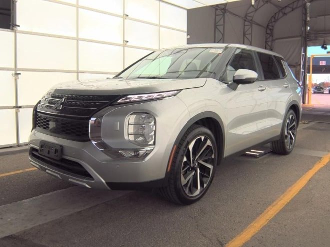 Used 2024 Mitsubishi Outlander SE image 3