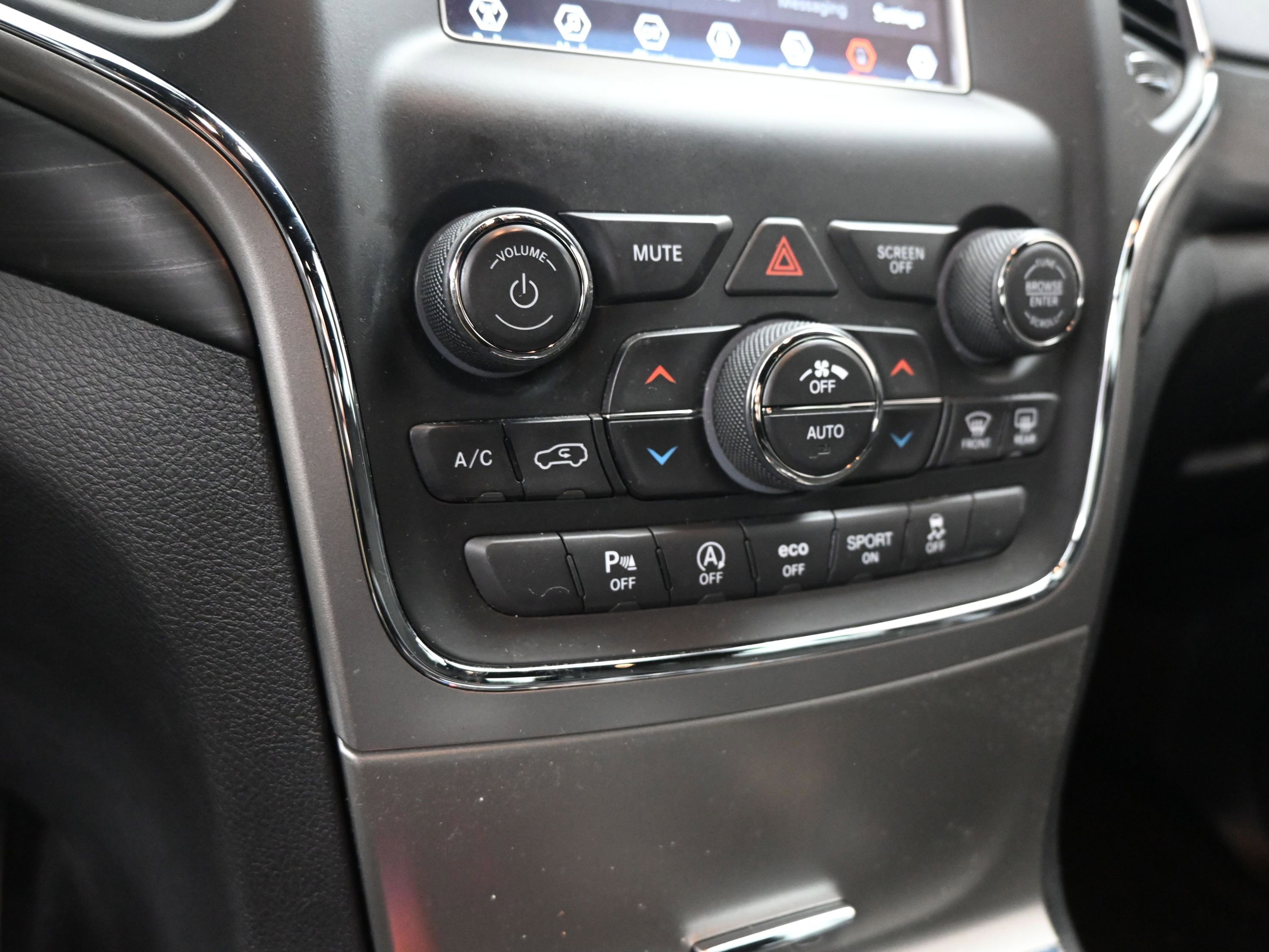 Used 2021 Jeep Grand Cherokee Laredo image 14