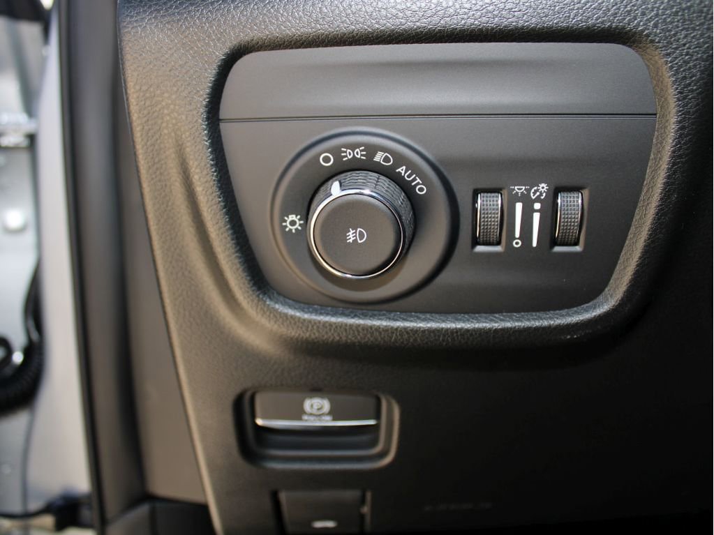 New 2025 Jeep Grand Cherokee Summit image 12