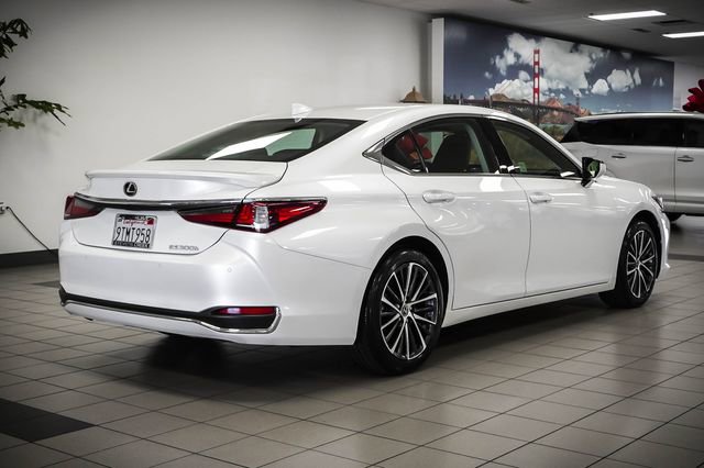 Certified 2025 Lexus ES 300h w/ Premium Package image 5