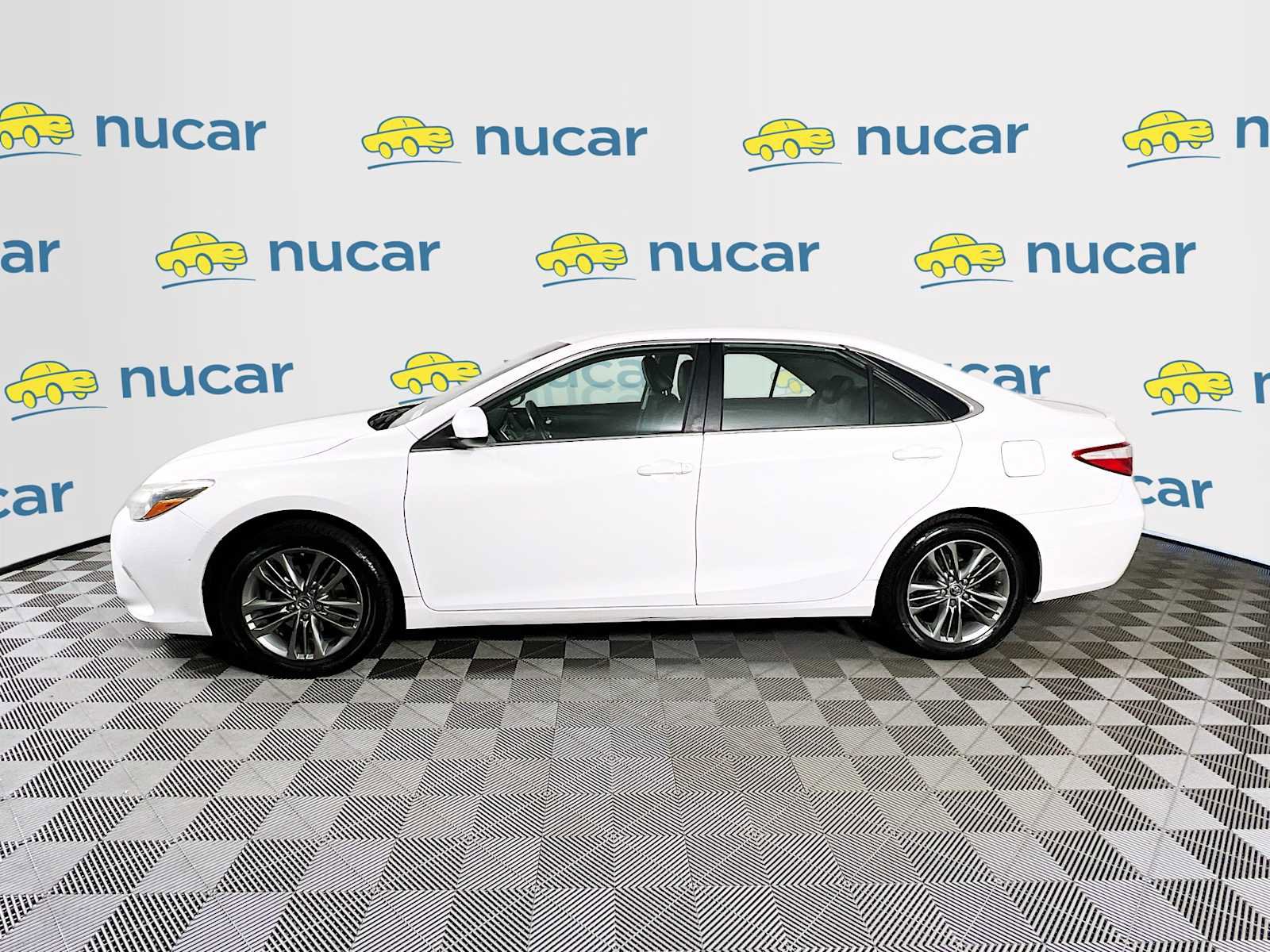 Used 2015 Toyota Camry SE image 4