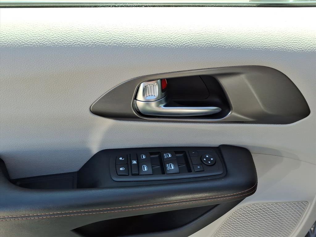 Used 2020 Chrysler Pacifica Touring image 19