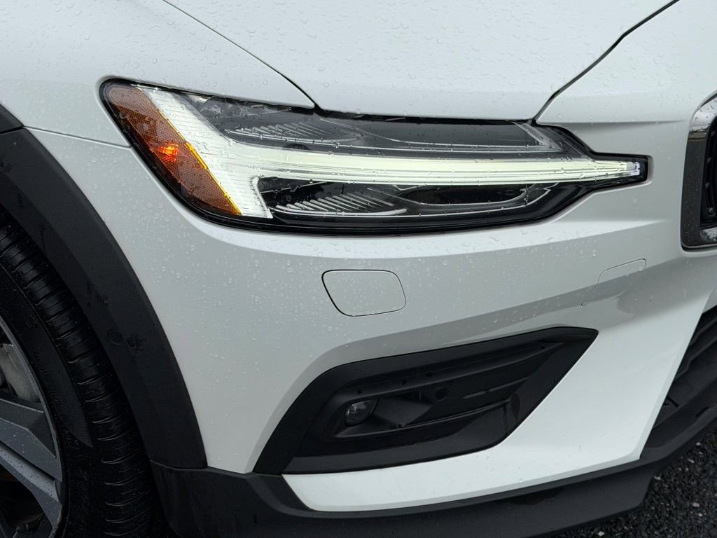 Certified 2025 Volvo V60 B5 Cross Country Plus image 9