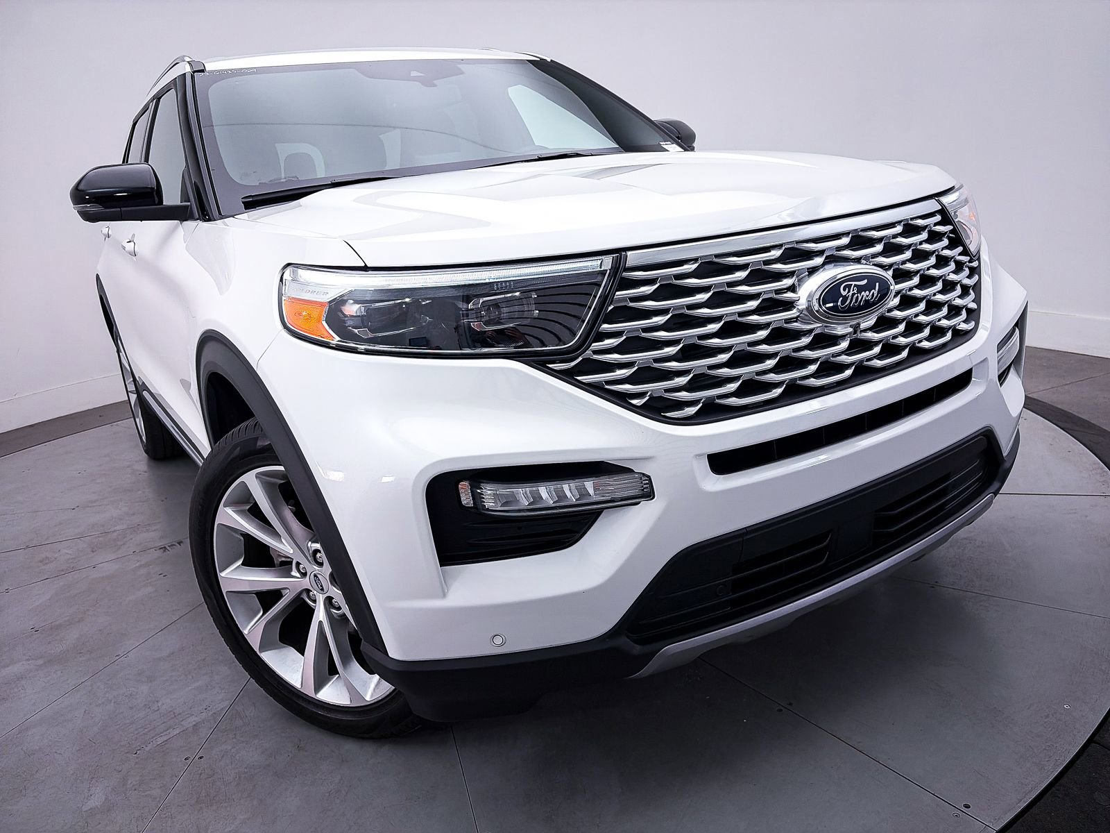 Used 2023 Ford Explorer Platinum w/ Technology Package AWD/4WD image 9