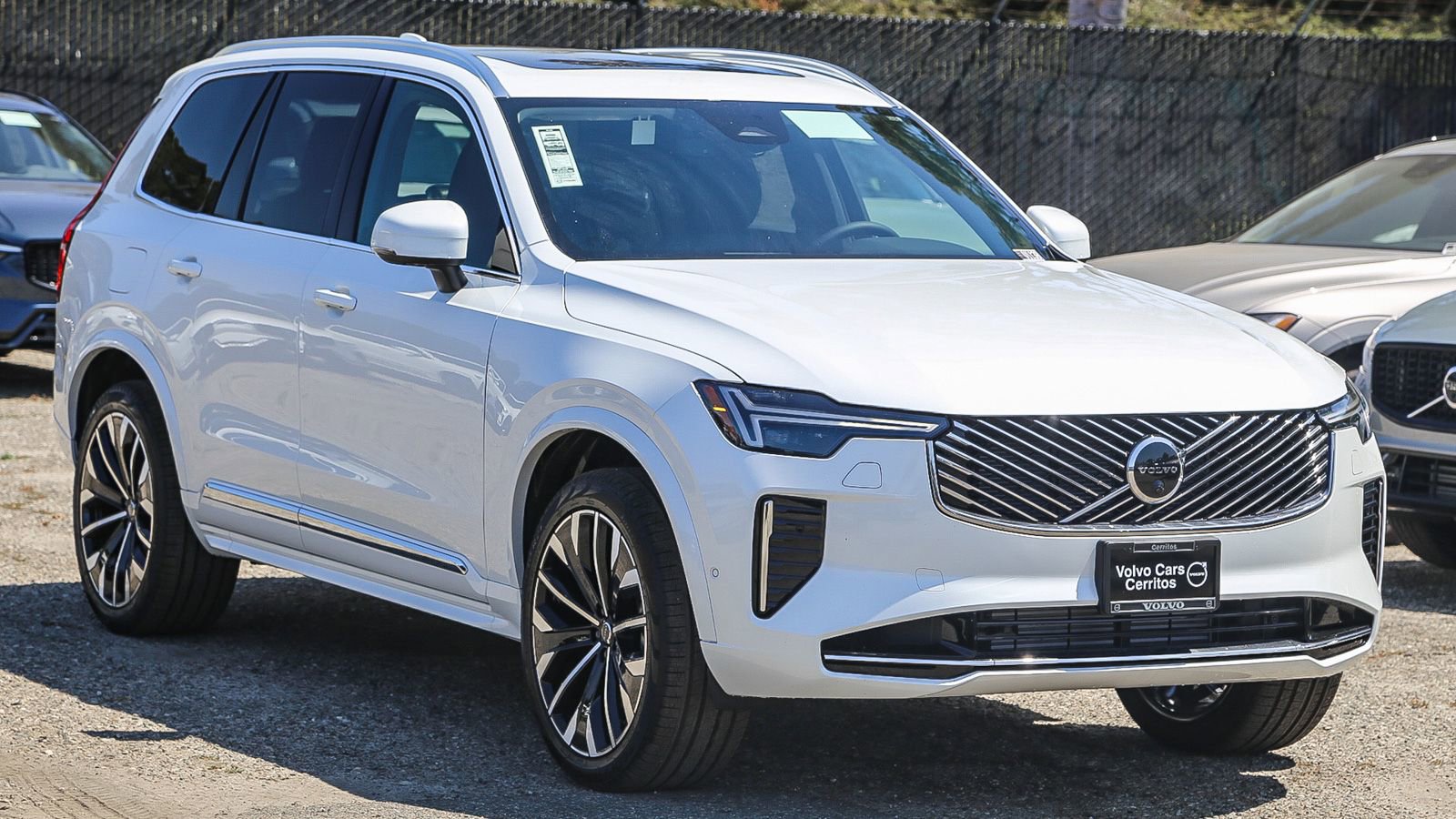 Used 2025 Volvo XC90 T8 Plus w/ Protection Package Premier AWD/4WD image 3