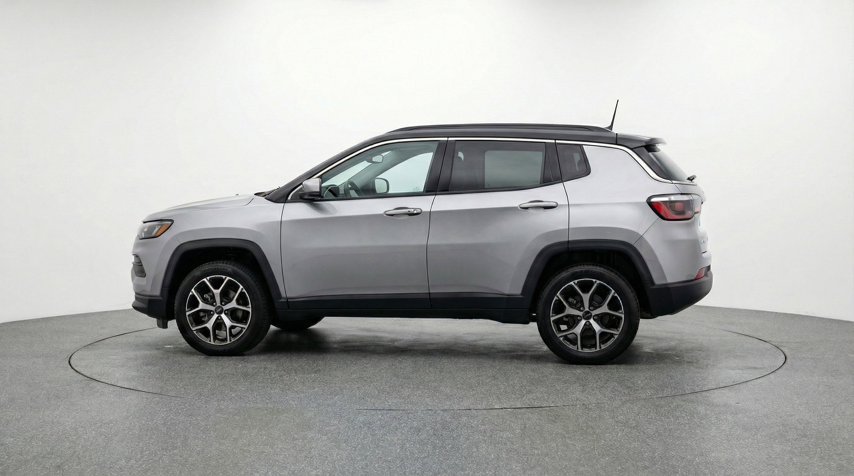 Used 2025 Jeep Compass Limited AWD/4WD image 5