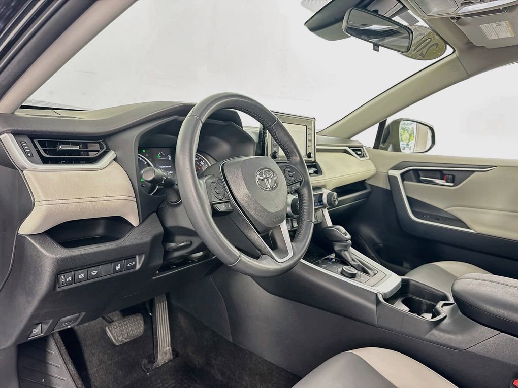 Used 2021 Toyota RAV4 XLE Premium image 14