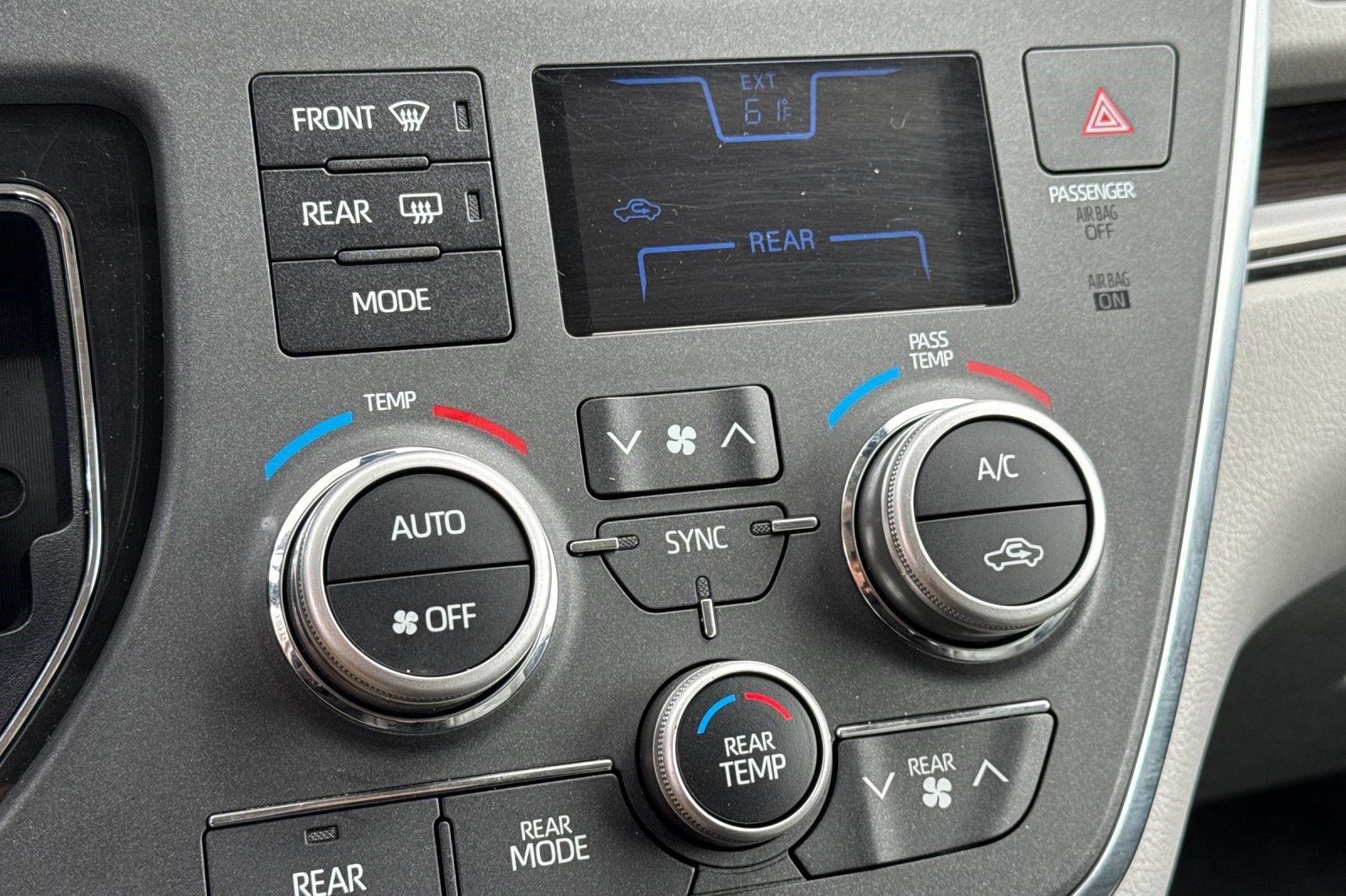 Used 2018 Toyota Sienna XLE w/ XLE Navigation Package FWD image 18