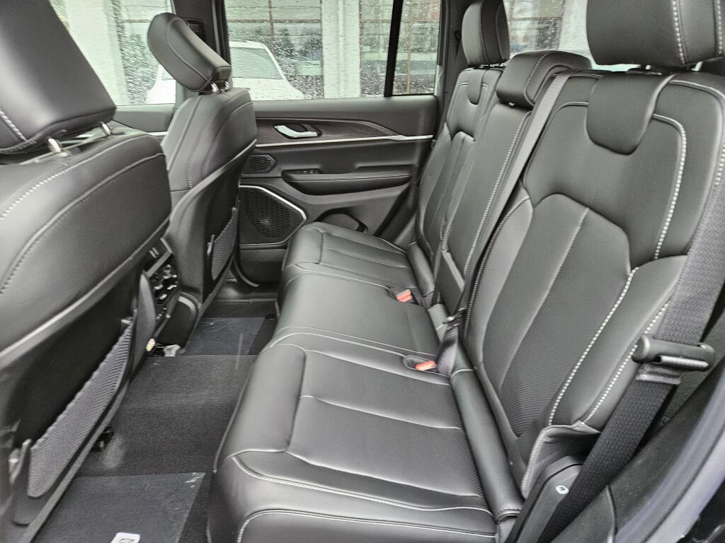 New 2026 Jeep Grand Cherokee Limited w/ Luxury Tech Group II AWD/4WD image 17