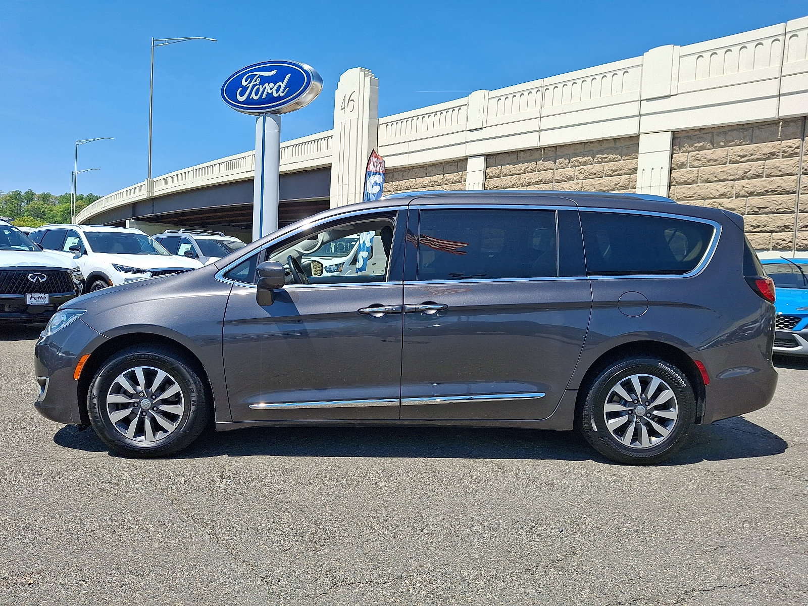 Used 2020 Chrysler Pacifica Touring-L Plus FWD image 7