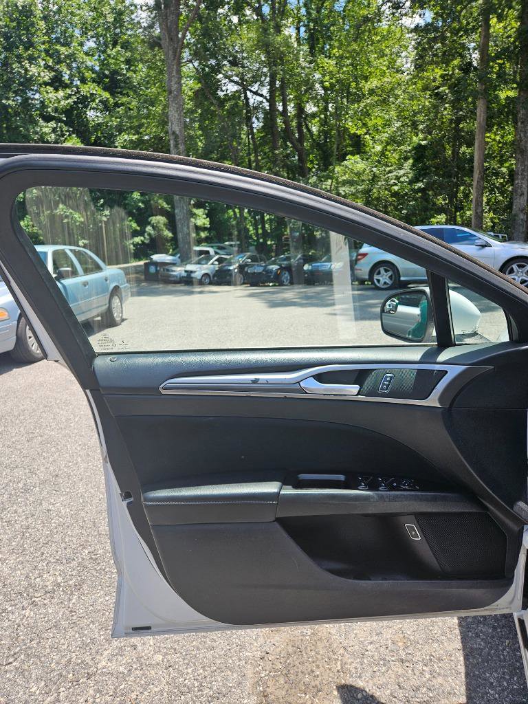 Used 2017 Ford Fusion SE w/ Equipment Group 601A FWD image 15