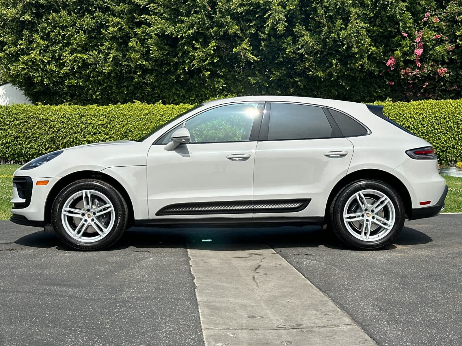 Certified 2023 Porsche Macan AWD/4WD image 2