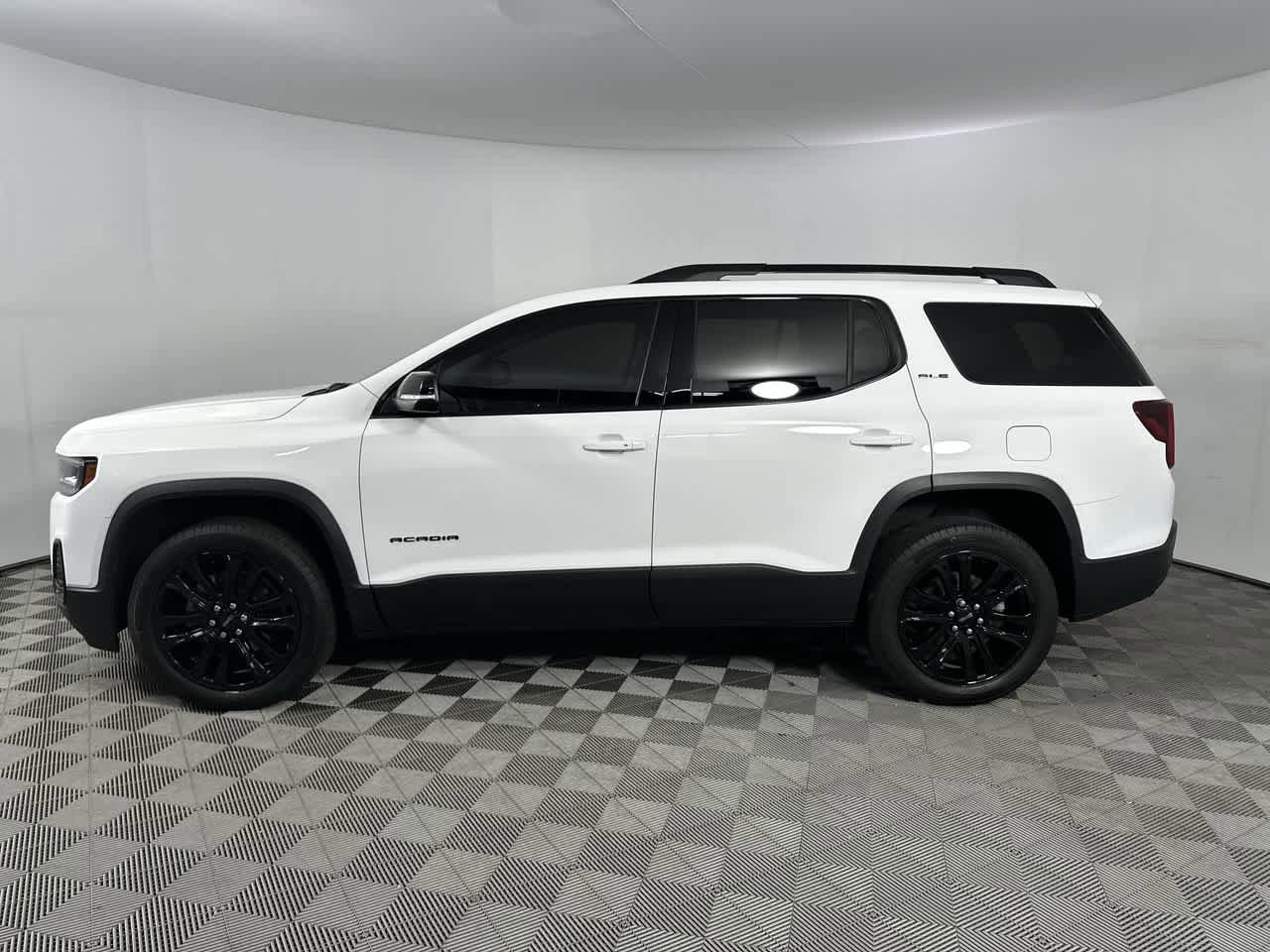 Used 2023 GMC Acadia SLE w/ Driver Convenience Package FWD image 14