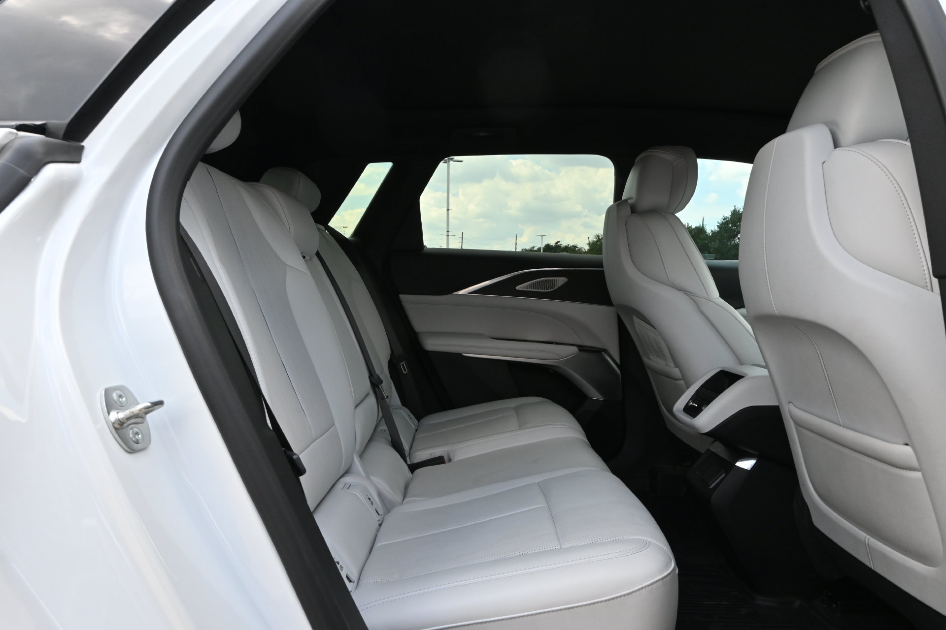 Certified 2024 Cadillac Lyriq Luxury w/ LPO, Floor Liner Package AWD/4WD image 22