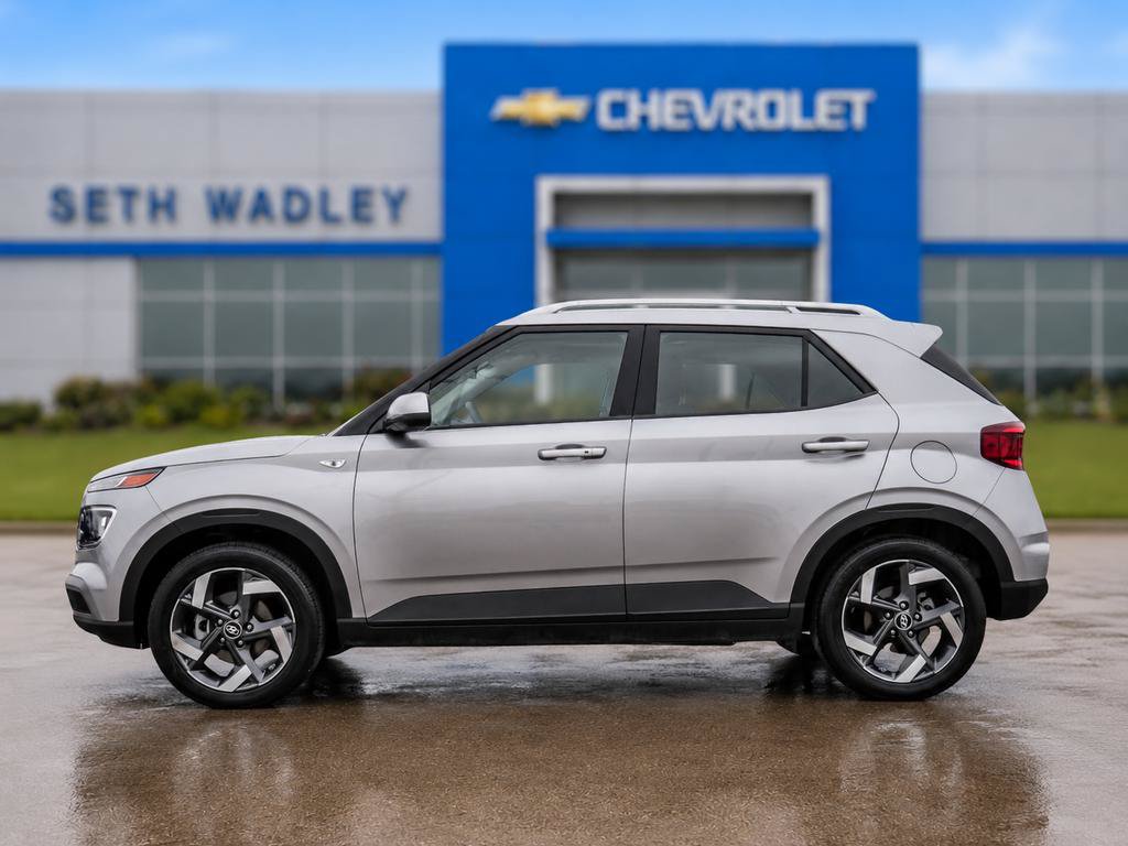 Used 2025 Hyundai Venue SEL FWD image 4
