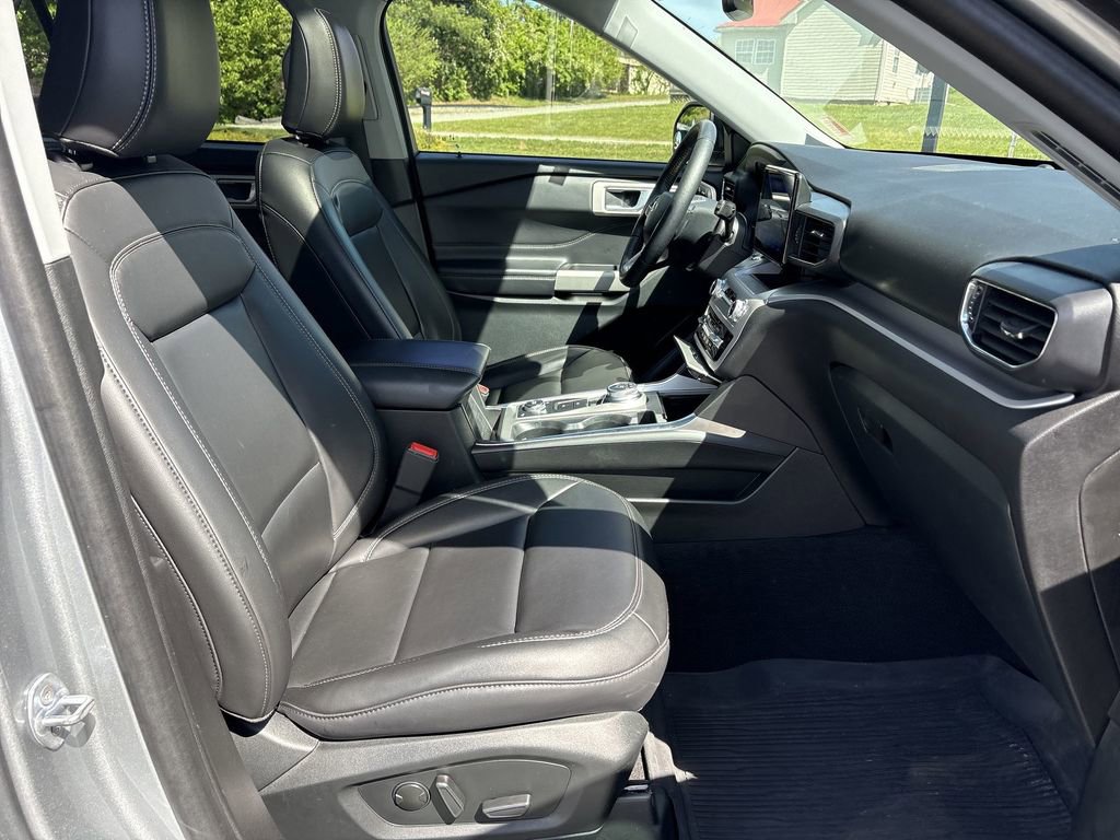 Used 2023 Ford Explorer XLT w/ Equipment Group 202A AWD/4WD image 30