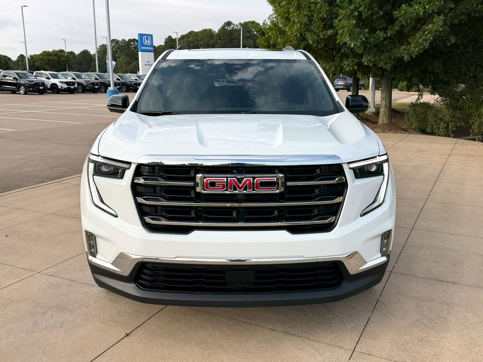 Used 2026 GMC Acadia Elevation w/ Elevation Premium Package FWD image 2