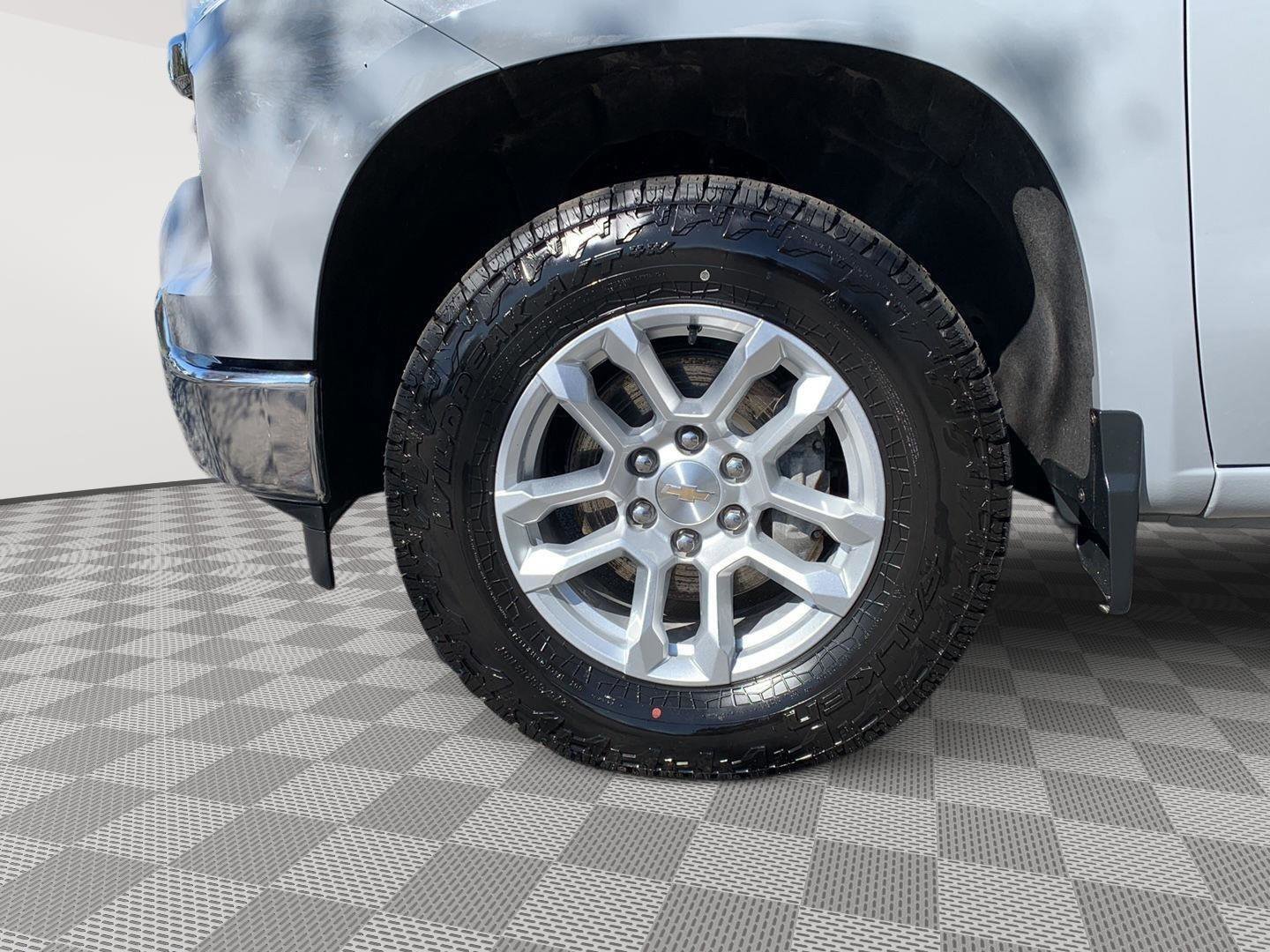 Used 2024 Chevrolet Silverado 1500 LT image 9