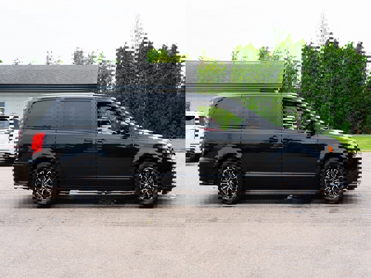 Used 2018 Dodge Grand Caravan SE image 4