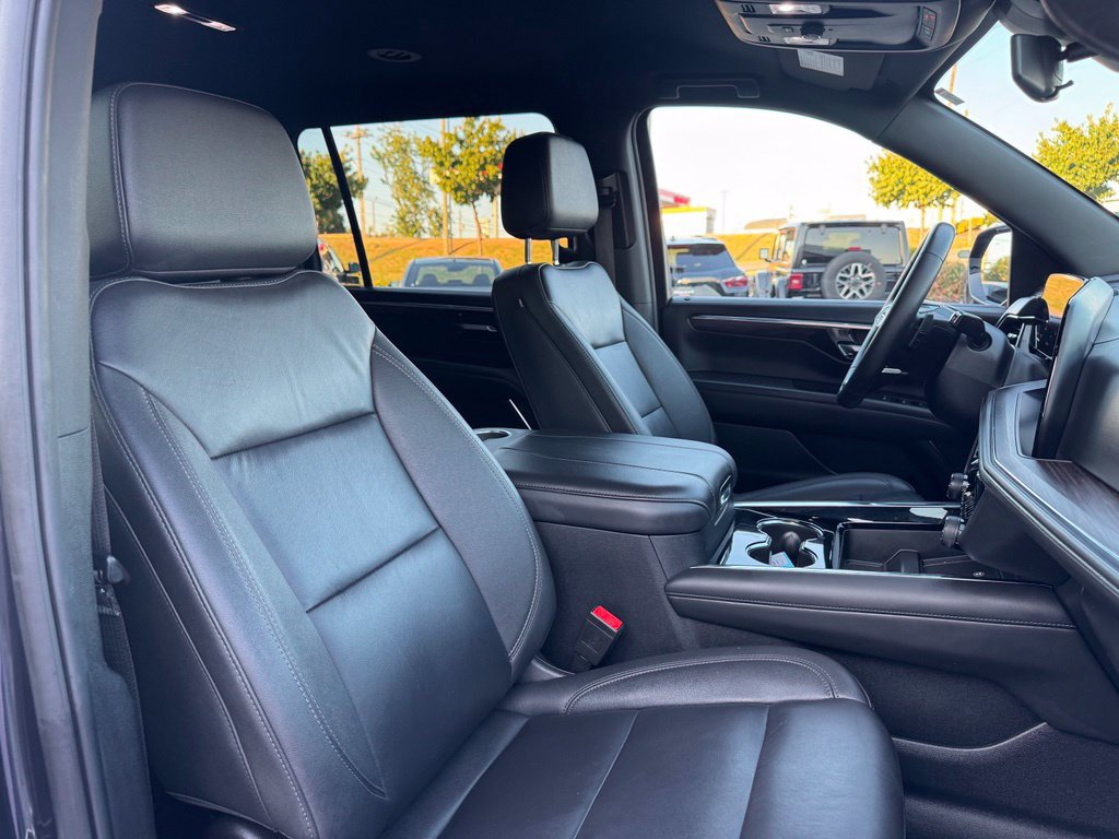 Used 2025 Chevrolet Suburban LT AWD/4WD image 16