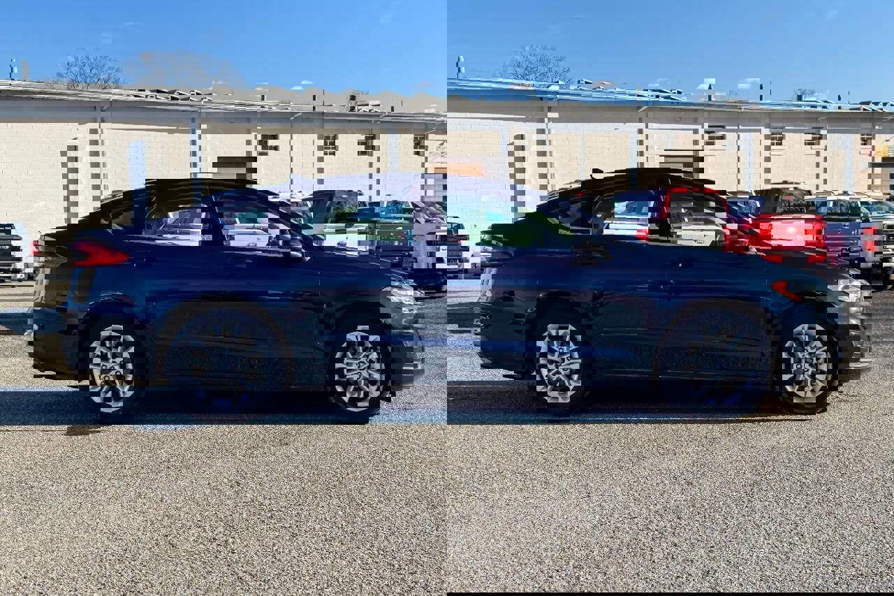 Used 2020 Ford Fusion SE image 2