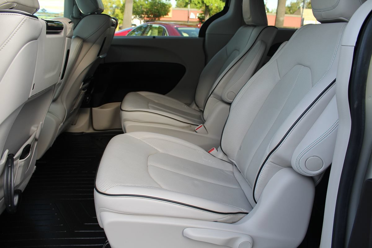 Used 2020 Chrysler Pacifica Limited w/ Advanced Safetytec Group FWD image 17