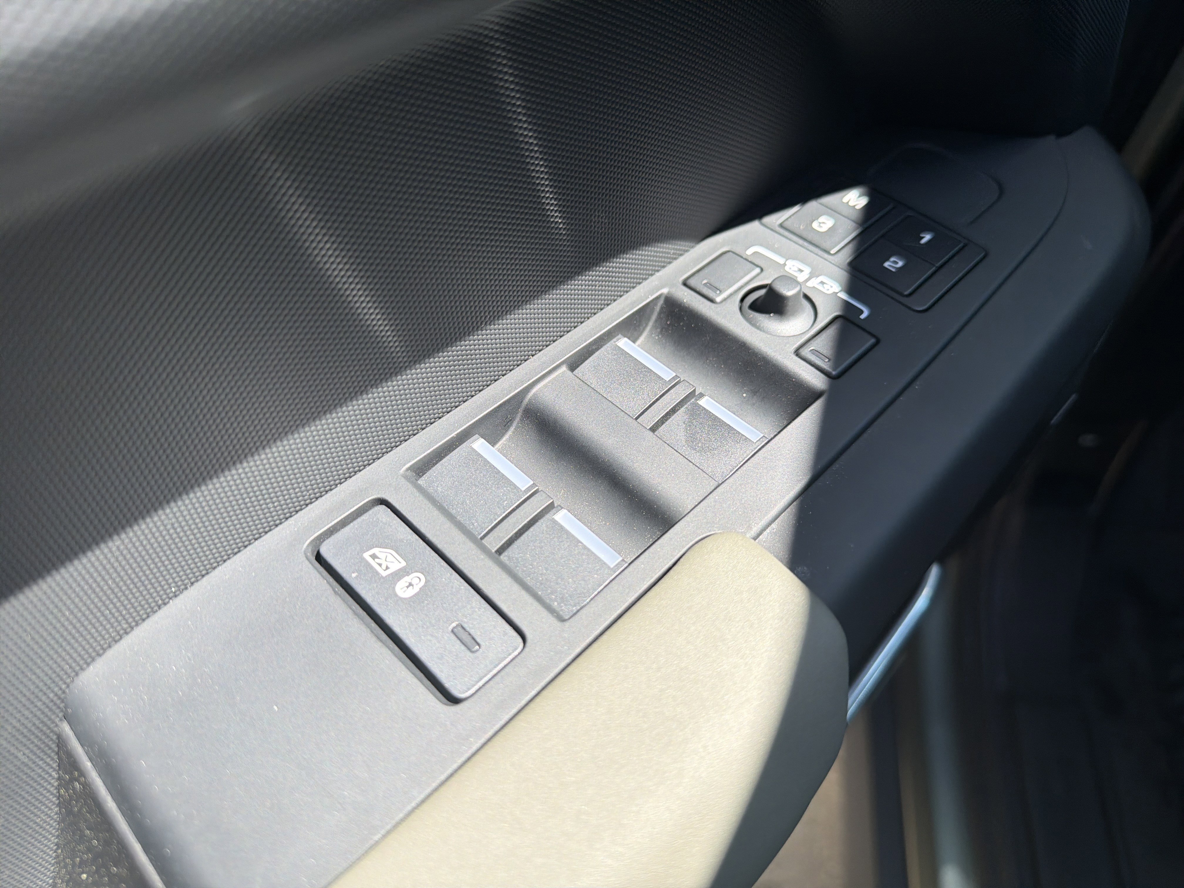 Used 2025 Land Rover Defender 110 X-Dynamic SE image 12