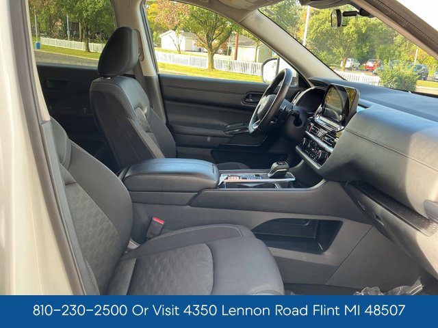 Used 2024 Nissan Pathfinder SV FWD image 40