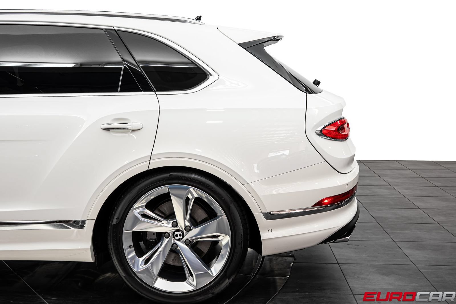 Used 2024 Bentley Bentayga AWD/4WD image 14