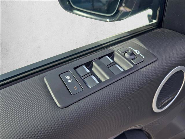 Used 2025 Land Rover Discovery Dynamic SE AWD/4WD image 10