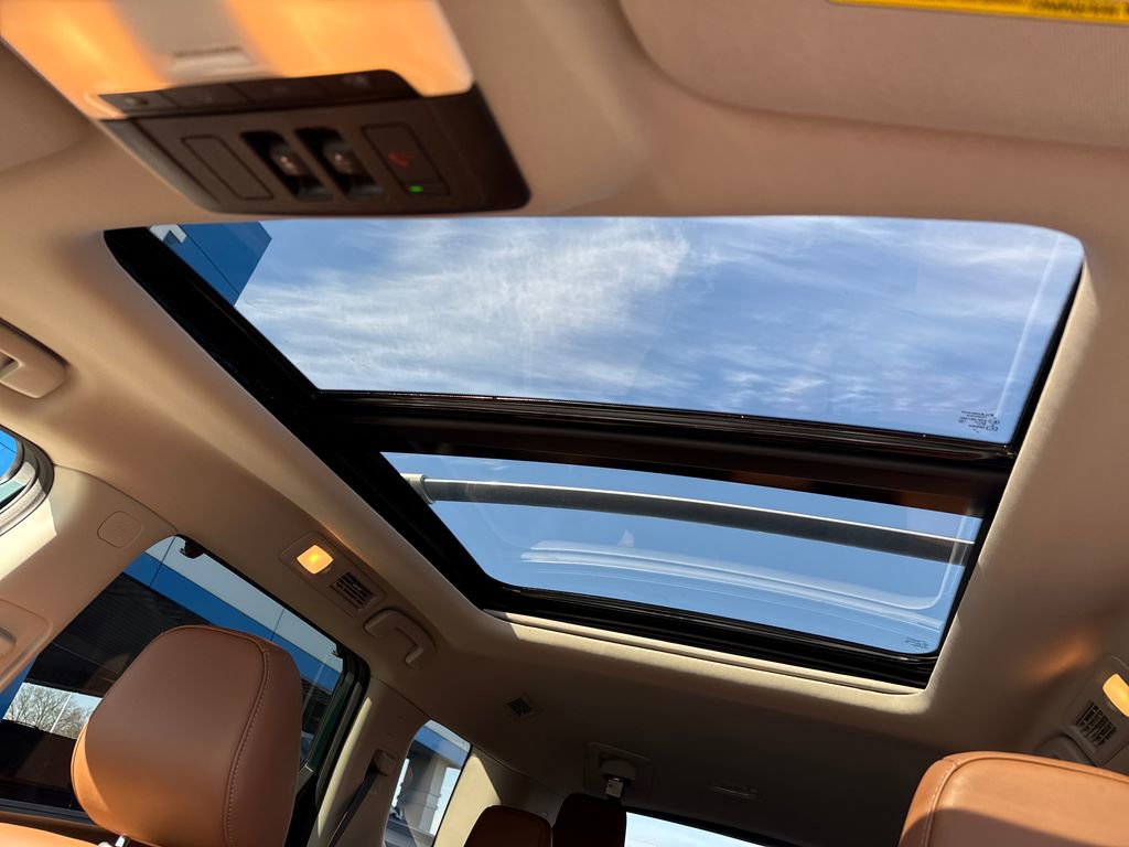 Used 2024 Nissan Pathfinder Platinum w/ Black Appearance Package image 26