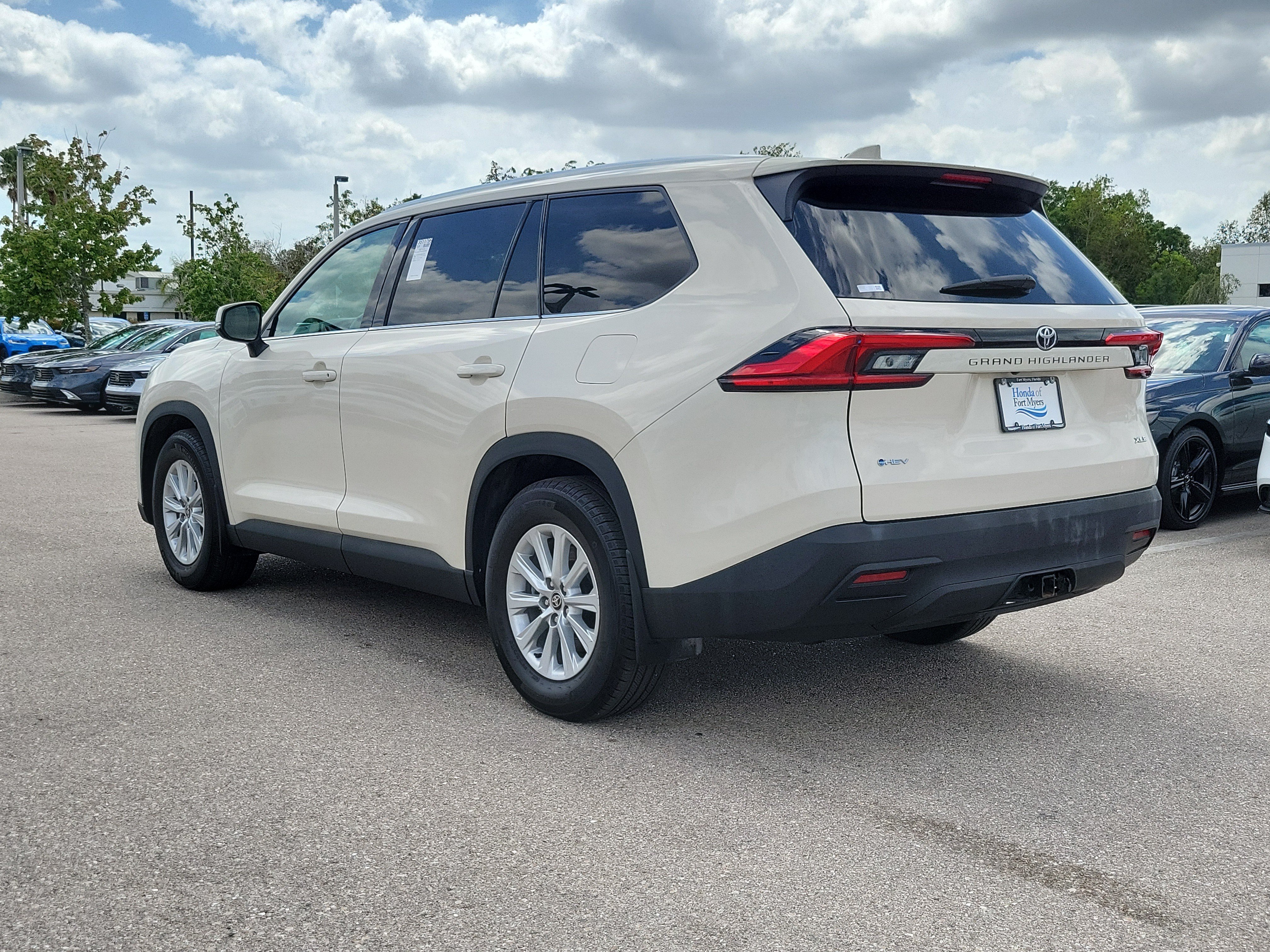 Used 2024 Toyota Grand Highlander XLE FWD image 4