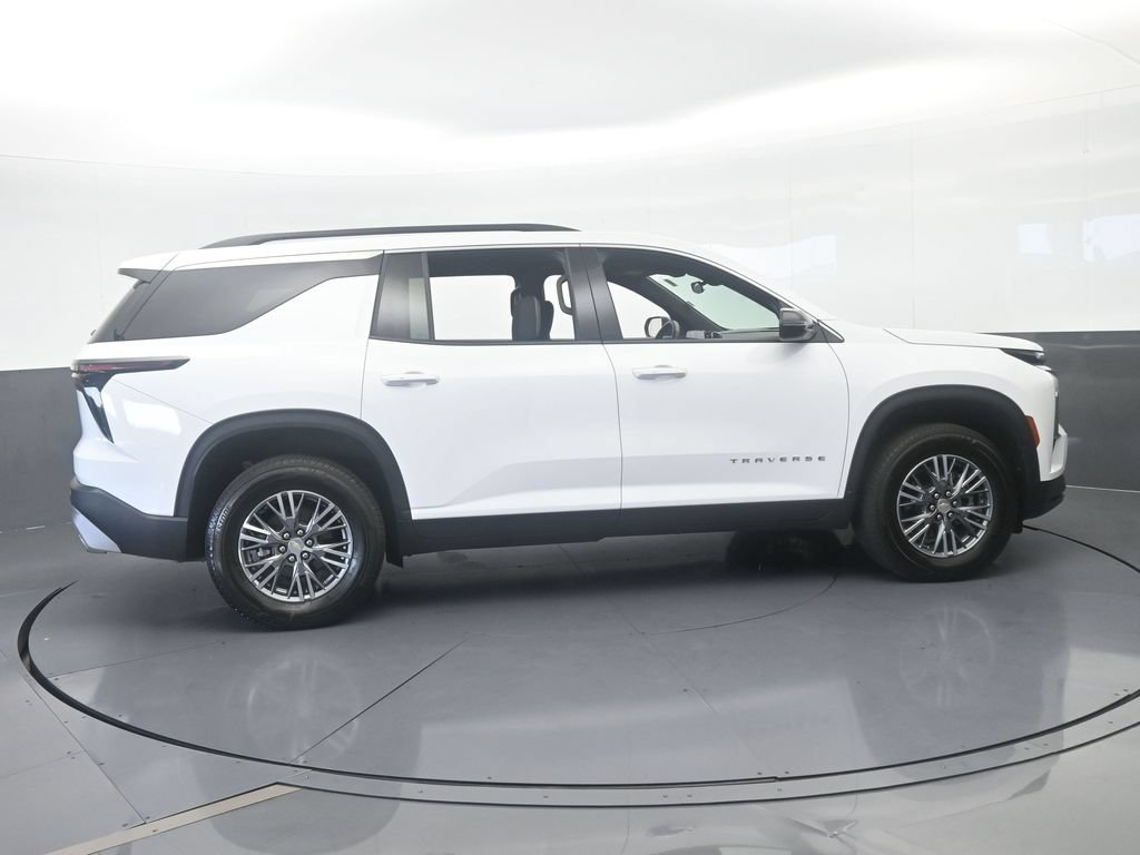 Used 2025 Chevrolet Traverse LT FWD image 7