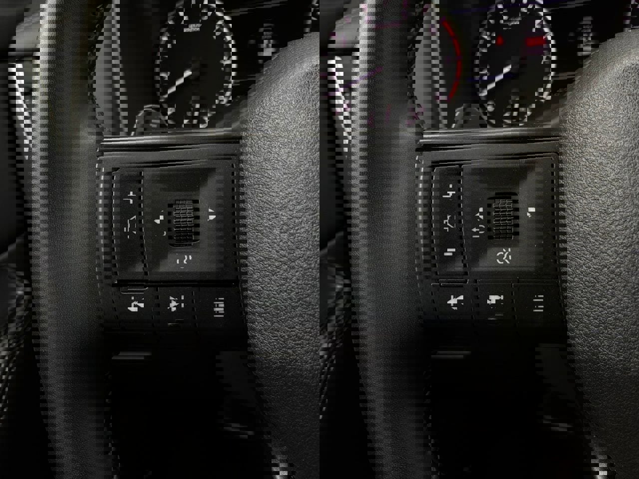 Used 2025 Nissan Rogue SV image 33