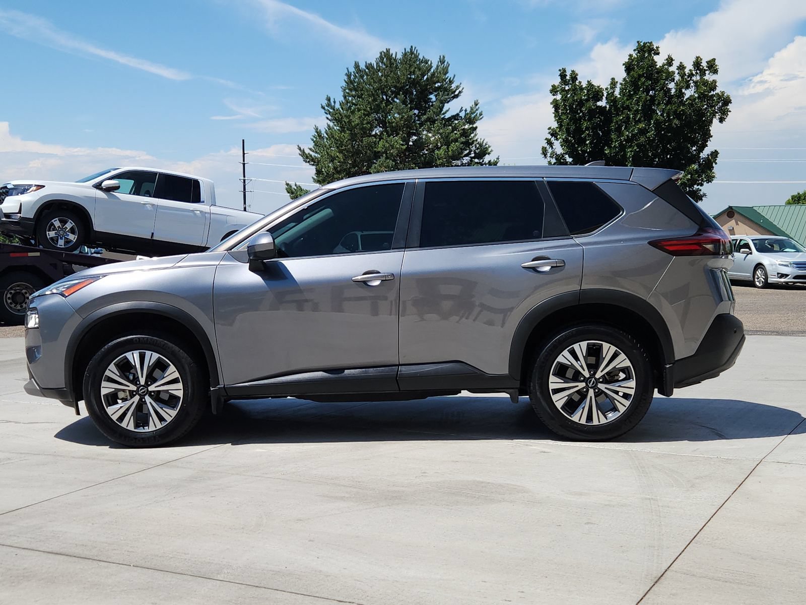 Used 2023 Nissan Rogue SV AWD/4WD image 2