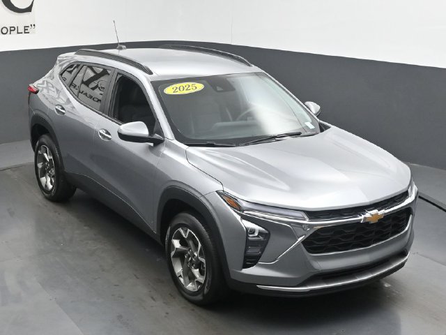 Used 2025 Chevrolet Trax LT FWD image 52