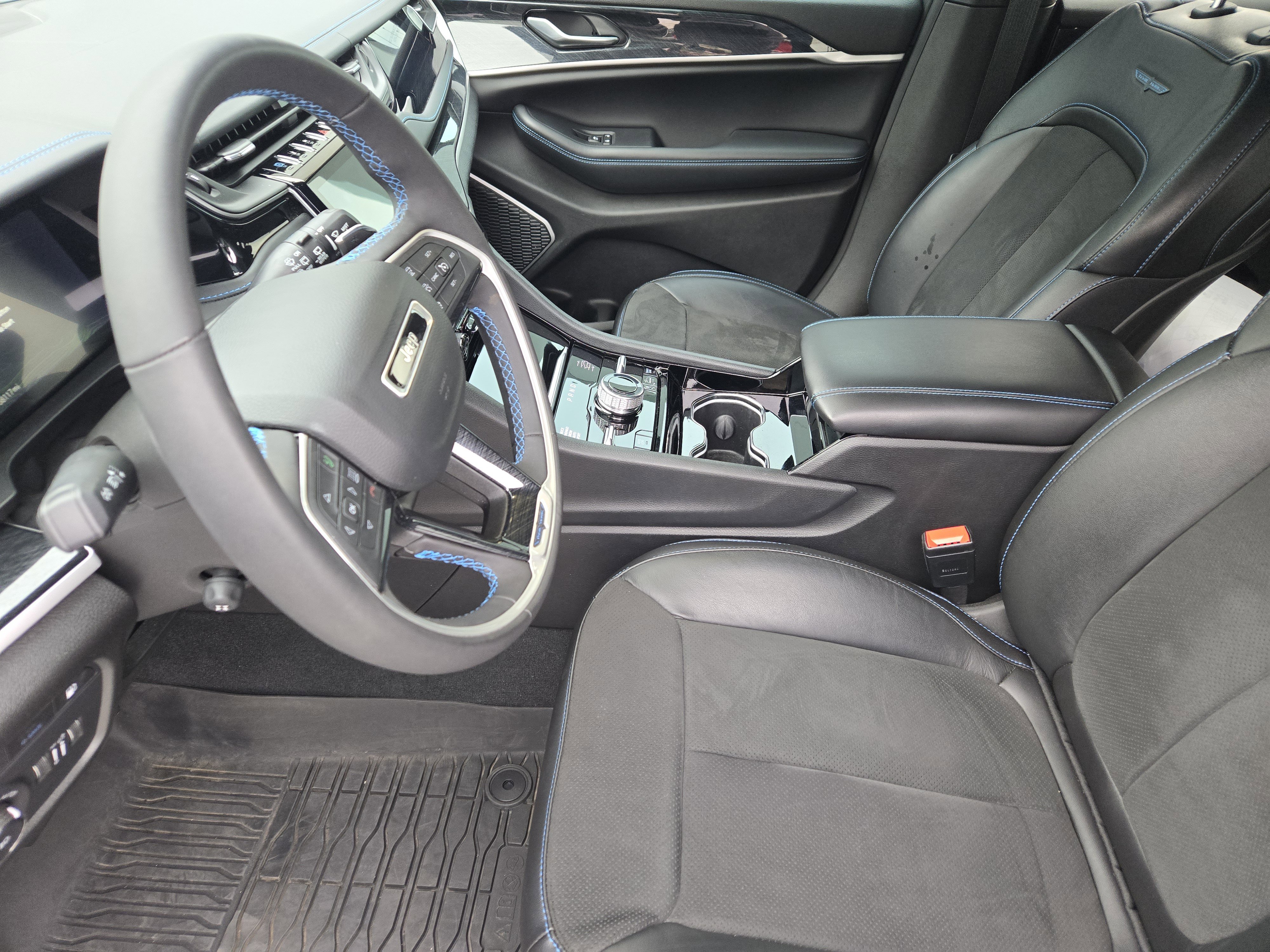 Used 2022 Jeep Grand Cherokee Trailhawk w/ Luxury Tech Group III image 16